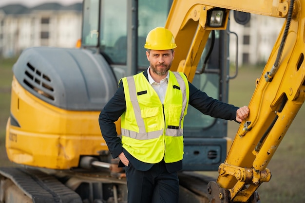 Costruttore in abito e cappello costruttivo investitore uomo d'affari investitore davanti alla costruzione