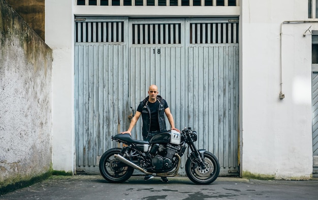 Costruttore in posa con una moto