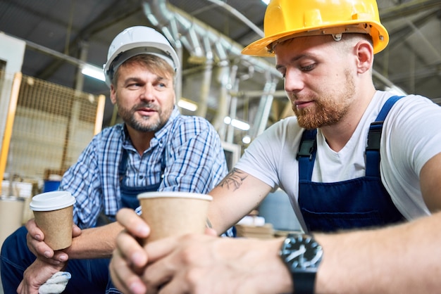 Costruttori in pausa caffè