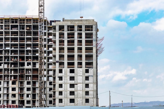 Costruzione a telaio monolitico dell'edificio Pareti piene di cemento L'ossatura per le pareti Cassaforma per pareti in cemento Primo piano del cantiere