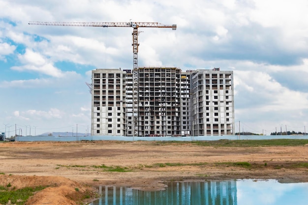 Costruzione a telaio monolitico dell'edificio Pareti piene di cemento L'ossatura per le pareti Cassaforma per pareti in cemento Primo piano del cantiere