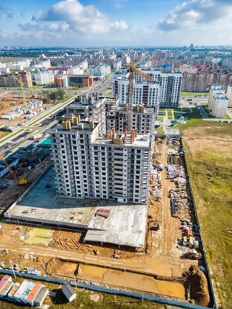 Costruzione a telaio monolitico dell'edificio Pareti solide di cemento Riprese da un drone Costruzione moderna di un cantiere edile residenziale da vicino