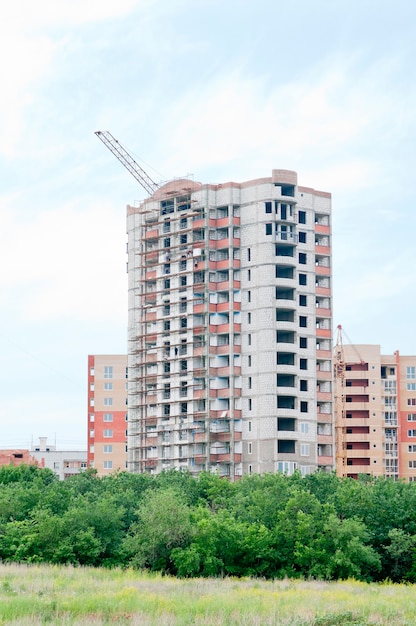 Costruzione alla periferia della città