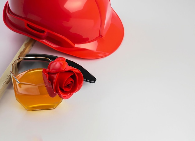 Costruzione casco rosso con ciotola di miele