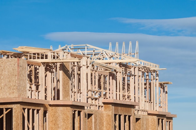 Costruzione cittadina con struttura in legno.