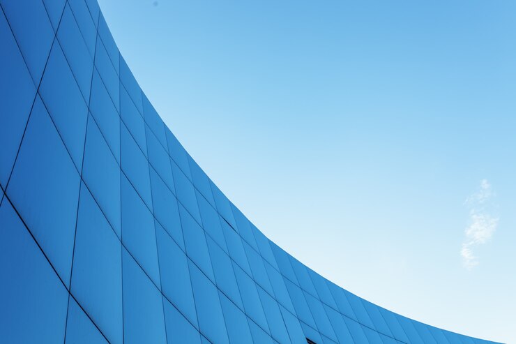 Costruzione corporativa sui precedenti del cielo blu con il posto isolato per testo