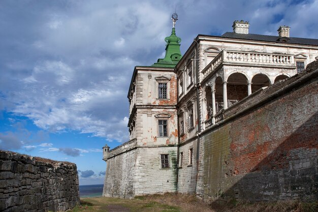 Costruzione del castello medievale di Pidhirtsi