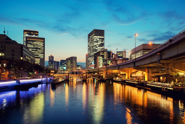 Costruzione del grattacielo di Osaka nel distretto di Nakanoshima alla notte a Osaka, Giappone