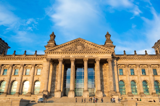 Costruzione del parlamento del reichstag di Berlino nella luminosa giornata di sole. Berlino, Germania - 17.05.2019