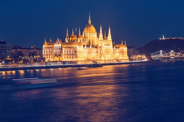 Costruzione del Parlamento di Budapest sopra il Danubio in Ungheria durante la notte, architettura in stile neogotico