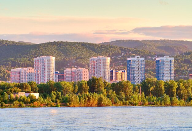 Costruzione dell'argine Yaryginskaya sulla riva del fiume Yenisei