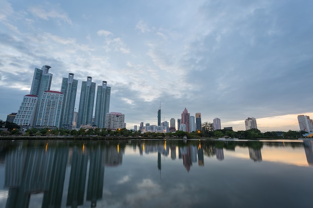 Costruzione della città con la riflessione dell&#39;acqua prima del fondo di tramonto