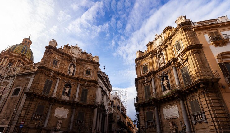 Costruzione della piazza Quattro Canti al tramonto Palermo