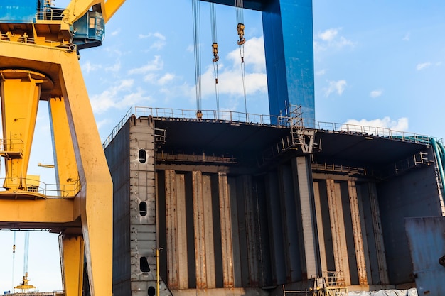 Costruzione dello scafo di una nuova nave presso il cantiere di Constanta Romania