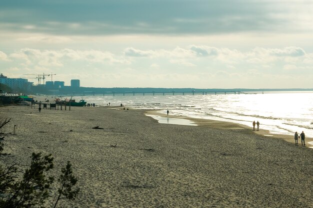 Costruzione di argini in riva al mare