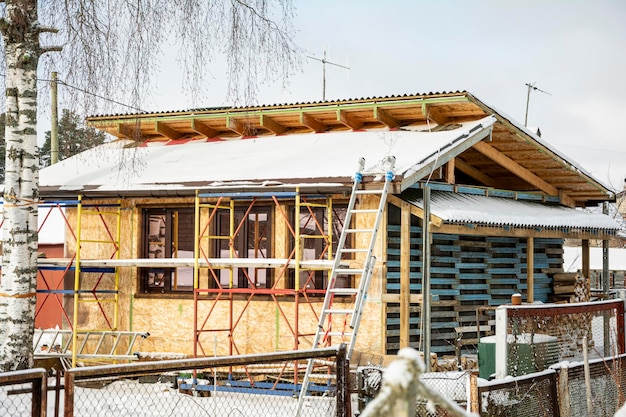 Costruzione di case a telaio una piccola casa di legno su un terreno