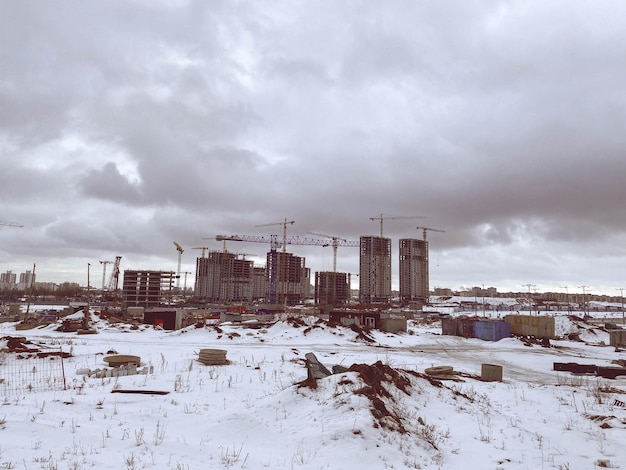 Costruzione di case un centro commerciale da blocchi di cemento nella costruzione della città di un nuovo