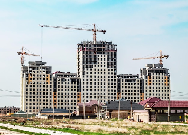 Costruzione di grattacieli in un nuovo microdistretto in Kazakistan