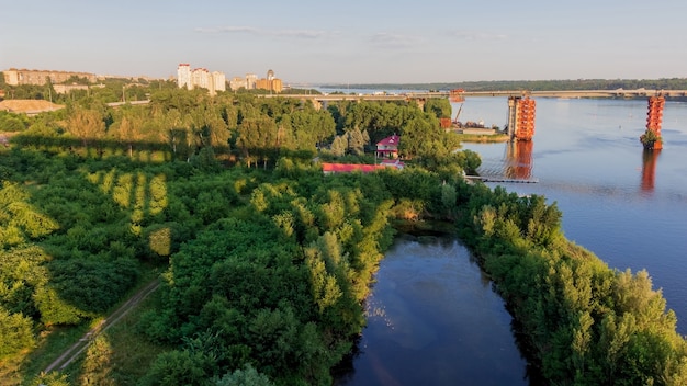 Costruzione di nuovi ponti sul fiume Dnieper a Zaporozhye. Ucraina. Paesaggio della città.