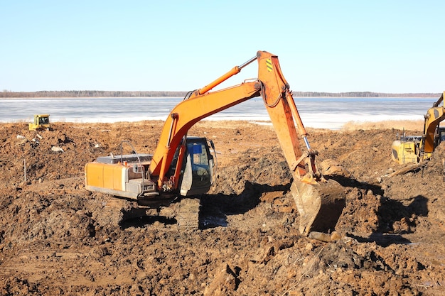 Costruzione di ormeggi per il parcheggio delle barche Gli escavatori lavorano in terra battuta