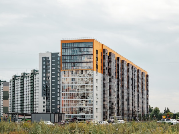 Costruzione di pannelli moderni nuova zona residenziale Bellissimi nuovi edifici colorati Parete colorata contro un cielo nuvoloso blu Copia spazio