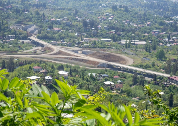 Costruzione di strade dall'alto Lavori stradali Vista del cantiere dalla montagna