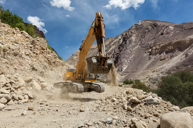 Costruzione di strade in Himalaya