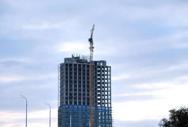 Costruzione di un edificio per uffici in vetro e cemento