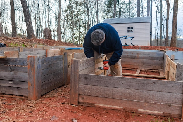 Costruzione di un letto di giardino rialzato con una struttura in legno