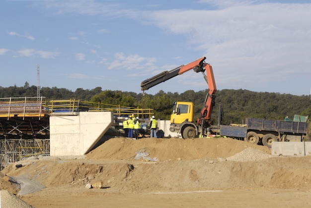 Costruzione di un ponte sull&#39;autostrada