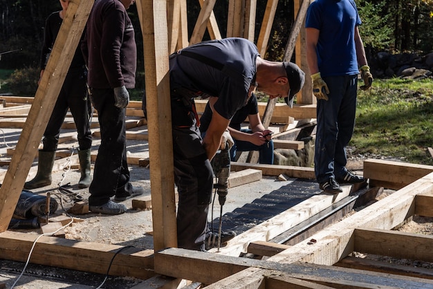 Costruzione di una capanna in legno in una remota area forestale