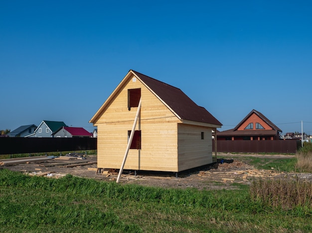 Costruzione di una casa in legno nel villaggio. Russia.