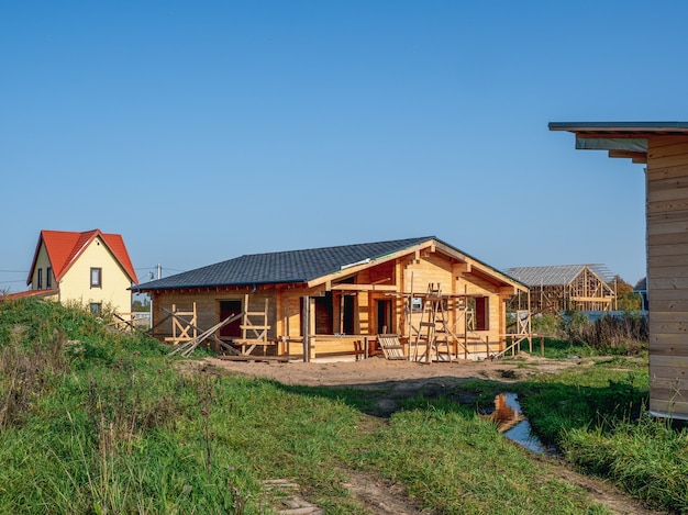 Costruzione di una casa in legno nel villaggio. Russia.