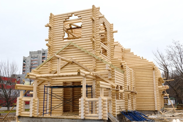 Costruzione di una chiesa cristiana realizzata con tronchi di legno trattati a mano senza chiodi