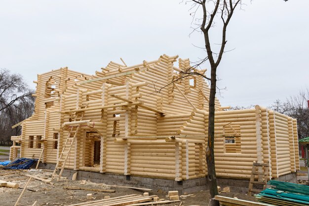 Costruzione di una chiesa cristiana realizzata con tronchi di legno trattati a mano senza chiodi