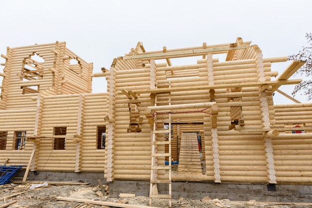 Costruzione di una chiesa cristiana realizzata con tronchi di legno trattati a mano senza chiodi