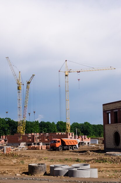 Costruzione di una piccola casa di mattoni suburbana. Macchine da cantiere.