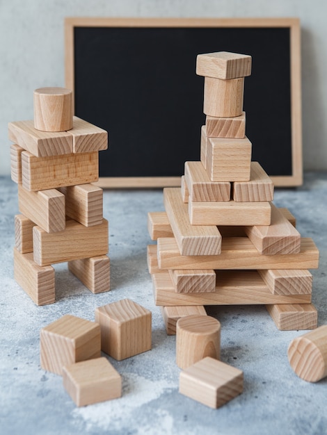 Costruzione giocattolo in legno con blocchi di legno ecologicamente realizzati con legni sostenibili. Elementi in legno per lo sviluppo mentale e l'educazione dei bambini. Giocattoli Montessori