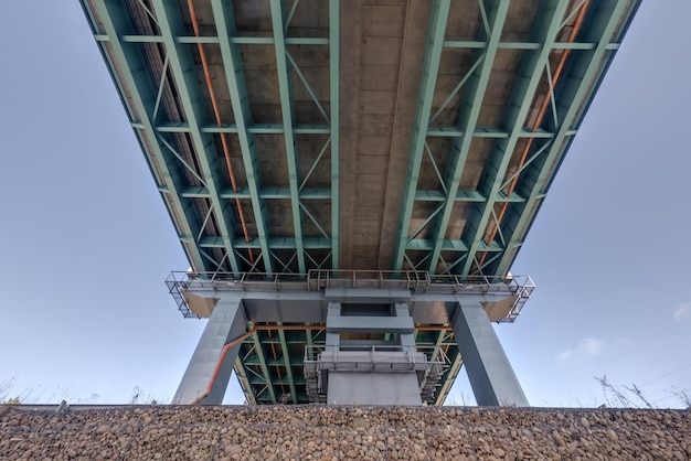 Costruzione in acciaio e cemento enorme ponte per auto sul fiume largo