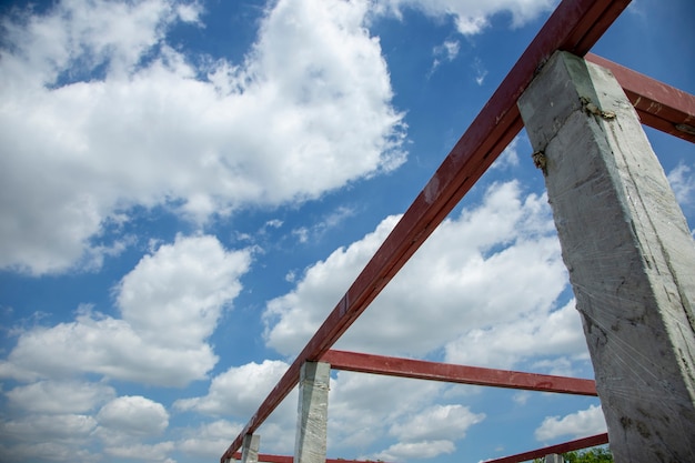 Costruzione in acciaio e cemento su cielo sereno in cantiere