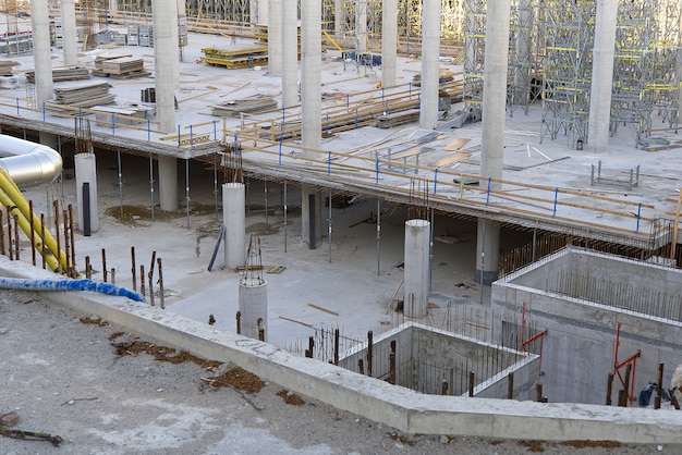 Costruzione in cemento di un edificio commerciale con parcheggio sotterraneo.