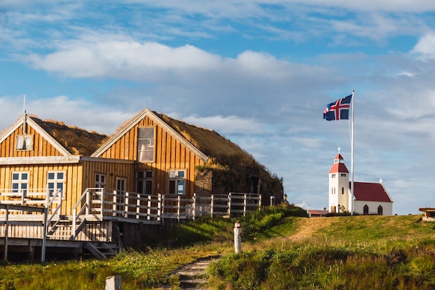 Costruzione in legno di un campeggio in Islanda con una bandiera e una chiesa