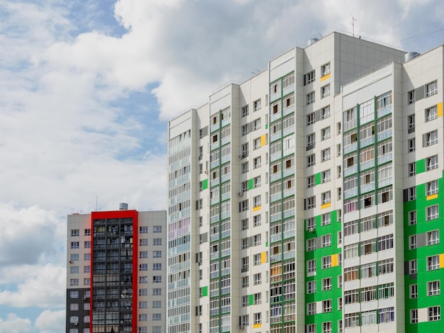 Costruzione moderna nuovo quartiere Bellissimi nuovi edifici Parete colorata sullo sfondo del cielo blu nuvoloso Copia spazio