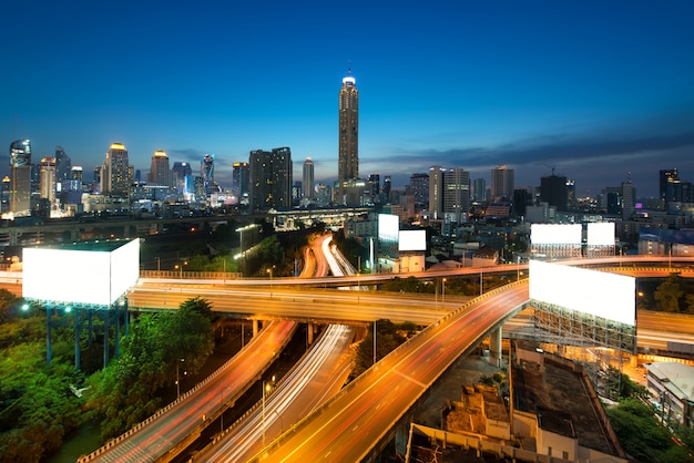 Costruzione panoramica della città di Bangkok con la superstrada dentro in città a penombra a Bangkok, Tailandia.