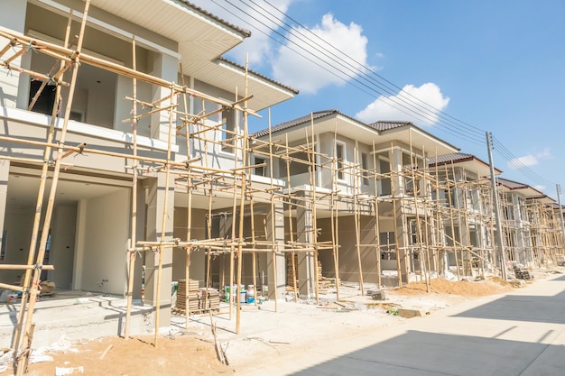 Costruzione residenziale nuova casa in corso presso il cantiere di sviluppo immobiliare