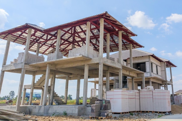 Costruzione residenziale nuova casa in corso presso lo sviluppo del complesso residenziale di cantiere