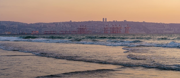 Costruzione sul mare contro un cielo limpido al tramonto