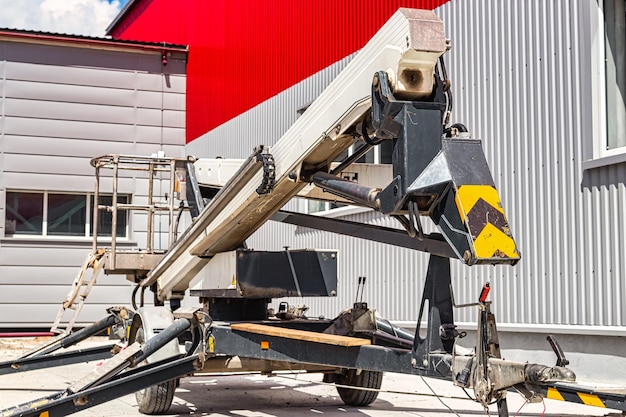 Costruzione torre telescopica o piattaforma di lavoro per il lavoro in quota Potente piattaforma di lavoro per il sollevamento di operai edili