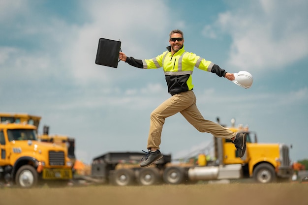 Costruzione veloce divertente operaio edile salto eccitato salto di costruttori in casco operaio in hardhat