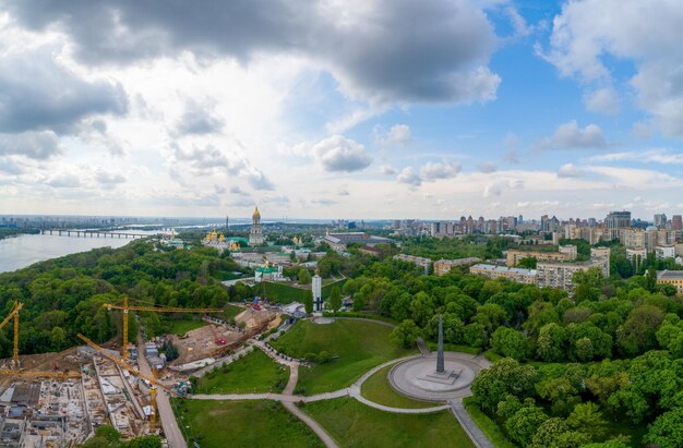 Costruzione vicino al Kiev Pechersk Lavra da un'altezza Kiev Ucraina